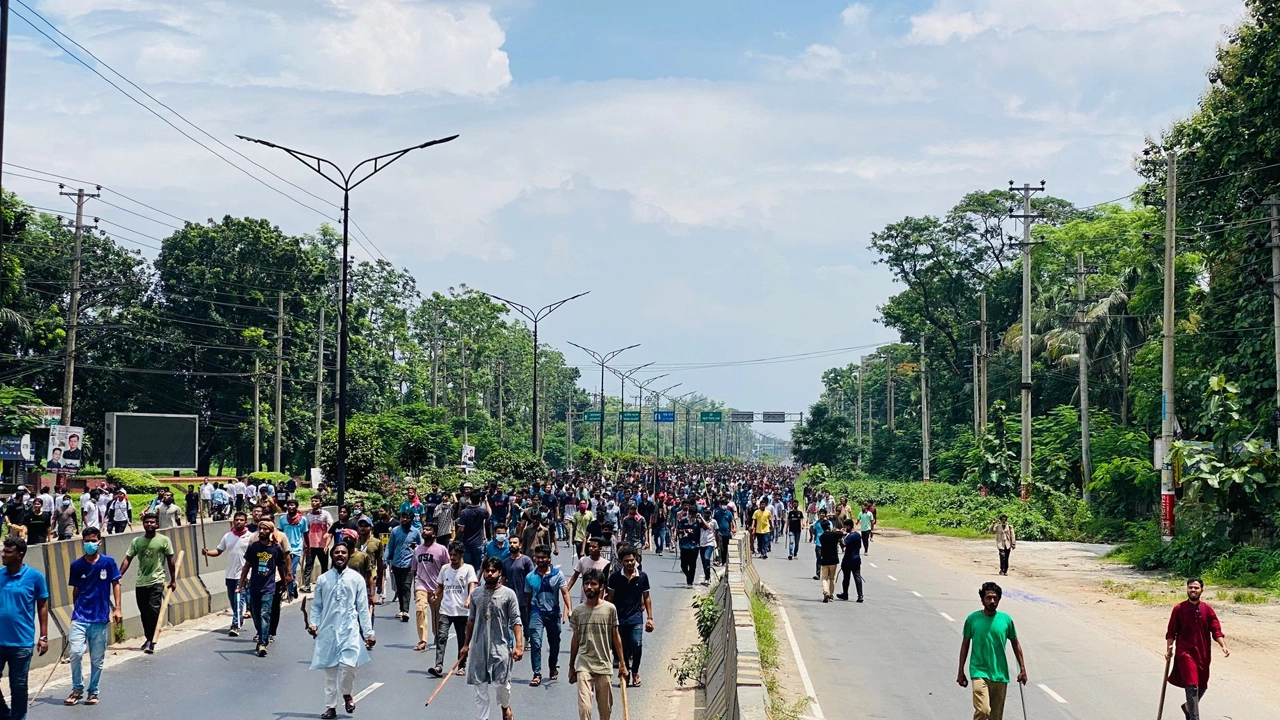 ঢাকা-আরিচা মহাসড়কে জাবি শিক্ষার্থীদের টহল