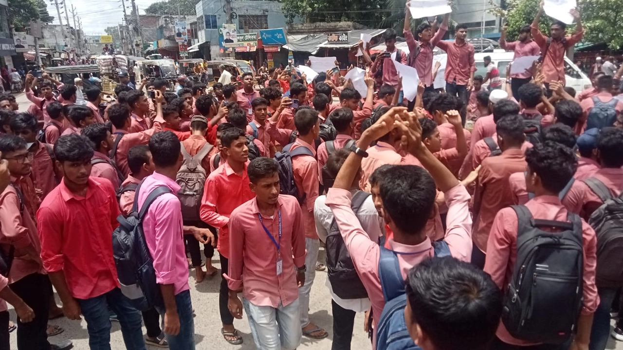 সড়ক অবরোধ করে বিভিন্ন স্লোগান দিচ্ছেন সাতক্ষীরা সরকারি পলিটেকনিক ইনস্টিটিউটের শিক্ষার্থীরা। ছবি : কালবেলা