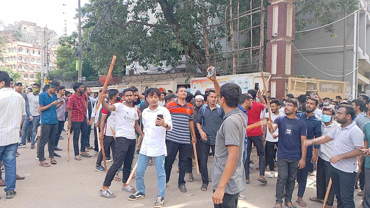 জবির প্রধান ফটকের সামনে লাঠিসোঁটা নিয়ে অবস্থান নিয়েছেন কোটা সংস্কার আন্দোলনকারী শিক্ষার্থীরা। ছবি : কালবেলা