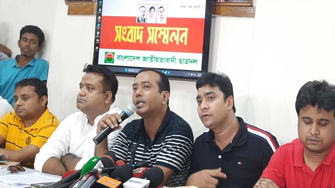 মঙ্গলবার এক সংবাদ সম্মেলনে কোটাবিরোধী আন্দোলন নিয়ে কথা বলেন ছাত্রদলের সভাপতি রাকিবুল ইসলাম রাকিব। ছবি : সংগৃহীত