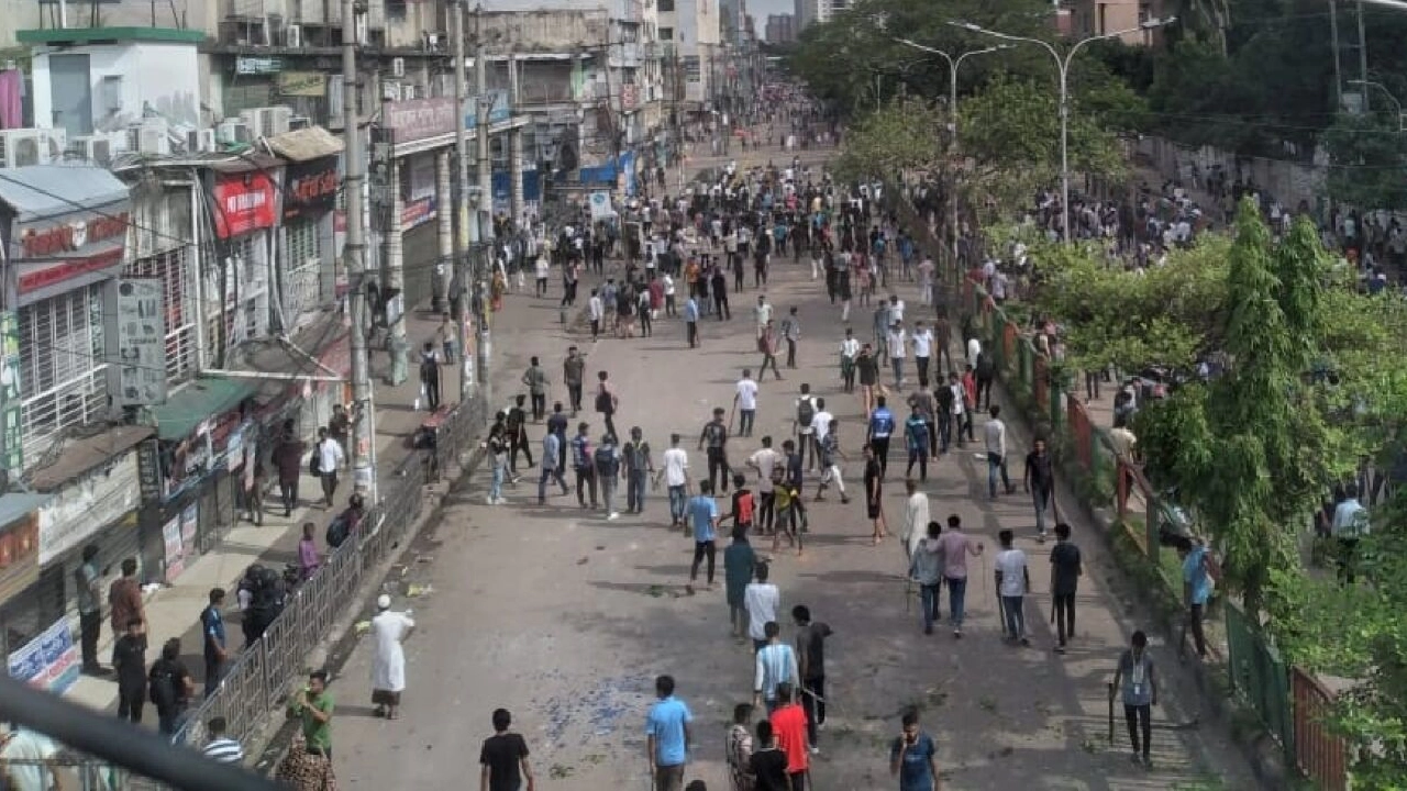 রাজধানীর সায়েন্সল্যাব মোড় দখলে নিয়েছেন কোটাবিরোধী আন্দোলনরত শিক্ষার্থীরা। ছবি : সংগৃহীত