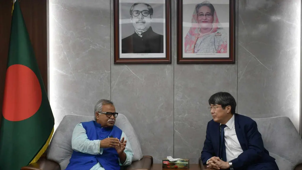 প্রবাসী কল্যাণ ও বৈদেশিক কর্মসংস্থান মন্ত্রণালয়ে প্রতিমন্ত্রীর সঙ্গে সাক্ষাৎ করেন জাপানের রাষ্ট্রদূত ইওয়ামা কিমিনরি। ছবি : কালবেলা