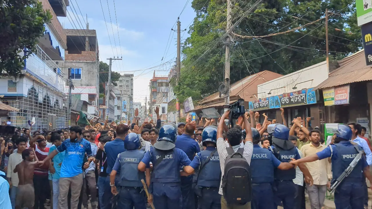 সিরাজগঞ্জে পুলিশ ও কোটা আন্দোলনকারী সংঘর্ষের চিত্র। ছবি : কালবেলা