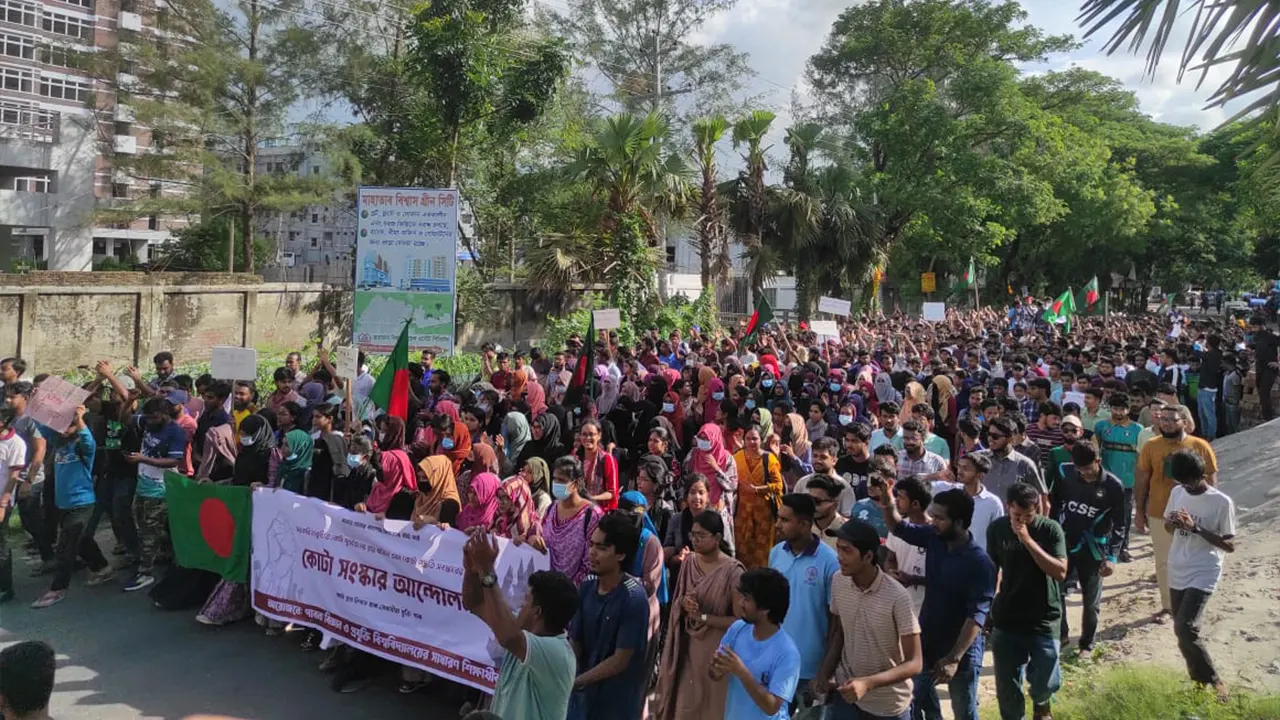 পাবনা বিজ্ঞান ও প্রযুক্তি বিশ্ববিদ্যালয়ের (পাবিপ্রবি) আন্দোলনরত সাধারণ শিক্ষার্থীরা। ছবি : কালবেলা