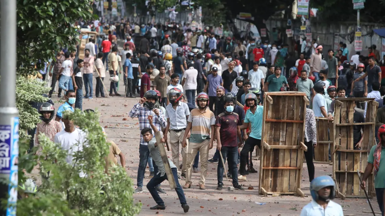 রাজধানীর সায়েন্সল্যাব মোড়ে কোটাবিরোধী আন্দোলনরত শিক্ষার্থীদের ওপর হামলা চালায় ছাত্রলীগ। ছবি : কালবেলা