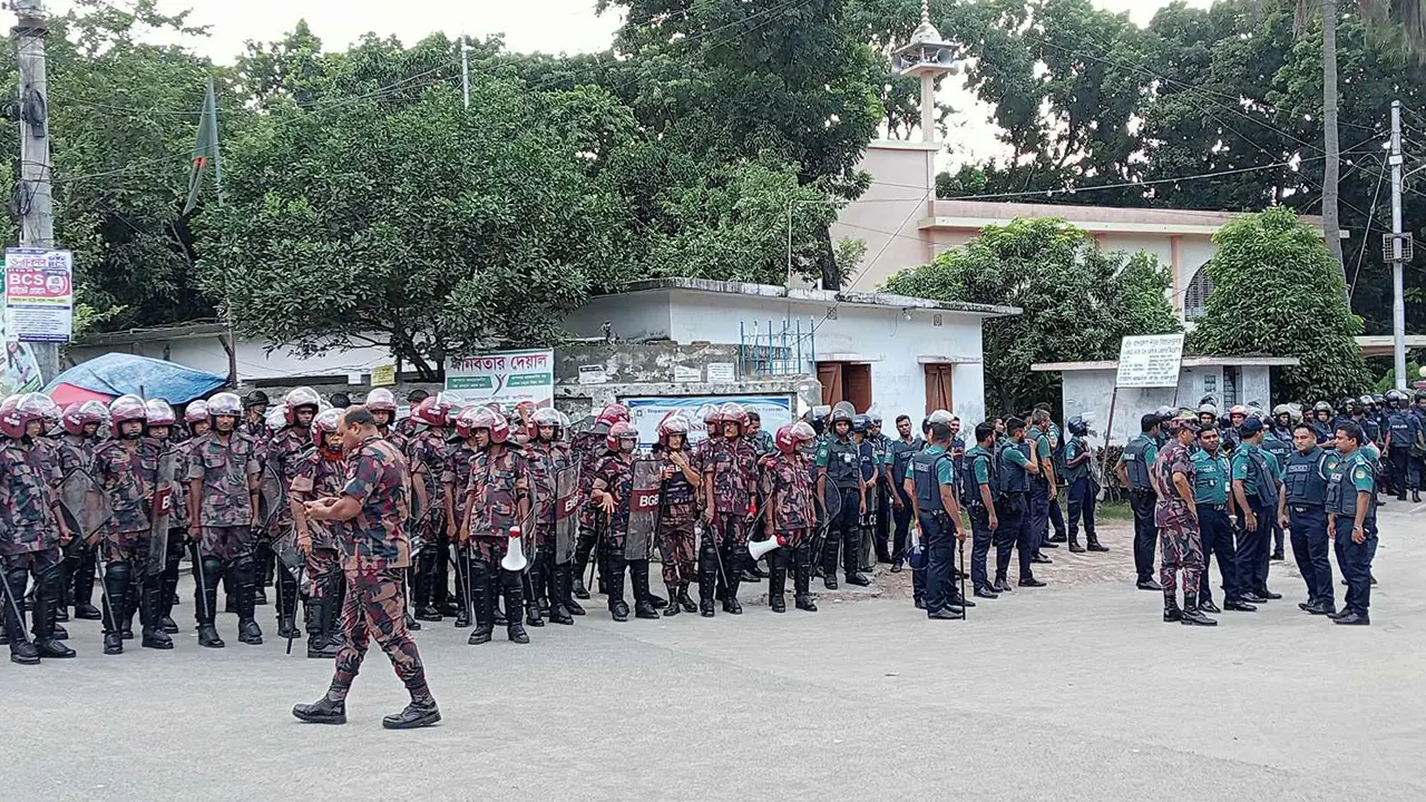 রাজশাহীতে ৪ প্ল্যাটুন বিজিবি মোতায়েন। ছবি : কালবেলা