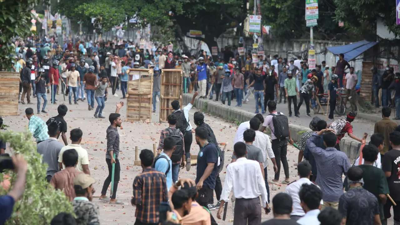 রাজধানীর সায়েন্সল্যাব মোড়ে কোটাবিরোধী আন্দোলনরত শিক্ষার্থীদের ওপর হামলা চালায় ছাত্রলীগ। ছবি : কালবেলা