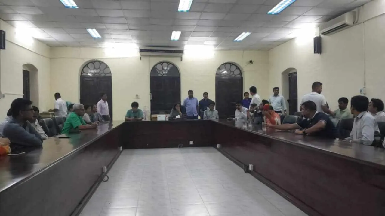 কোটা সংস্কার আন্দোলনের পাঁচ সদস্যের একটি প্রতিনিধি দল জগন্নাথ বিশ্ববিদ্যালয়ের উপাচার্য অধ্যাপক ড. সাদেকা হালিমের সঙ্গে সাক্ষাৎ করেন। ছবি : কালবেলা