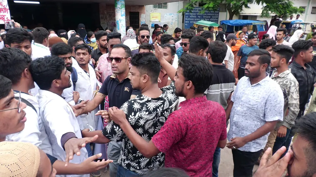 আন্দোলনরত শিক্ষার্থীদের ওপর ছাত্রলীগের হামলা। ছবি : কালবেলা