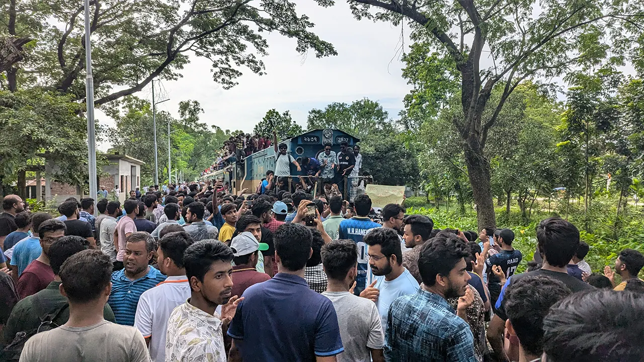 আটককৃত জামালপুর কমিউটার ট্রেন। ছবি : কালবেলা