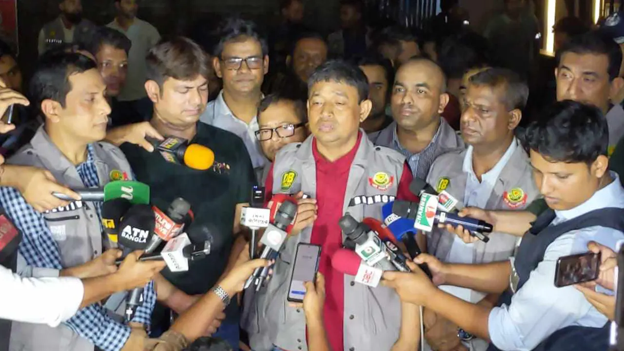 অভিযান শেষে নয়াপল্টনে বিএনপি অফিসের সামনে কথা বলেন ডিবি প্রধান হারুন-অর-রশিদ। ছবি : কালবেলা