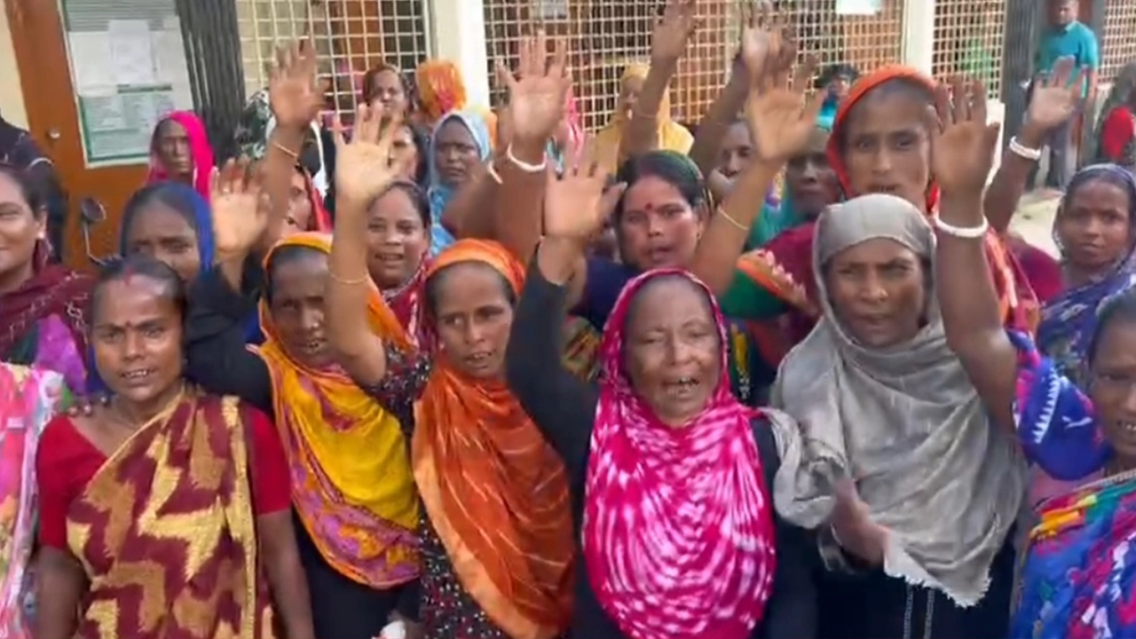 মজুরি আদায়ের দাবিতে অফিসের সামনে বিক্ষোভরত কর্মীরা। ছবি : কালবেলা