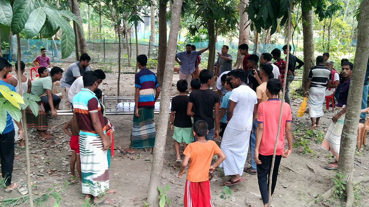 নিহতদের জানাজার প্রস্তুতি চলছে। ছবি : কালবেলা