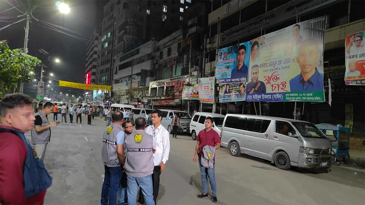 নয়াপল্টনে ডিবির অভিযান। ছবি : কালবেলা