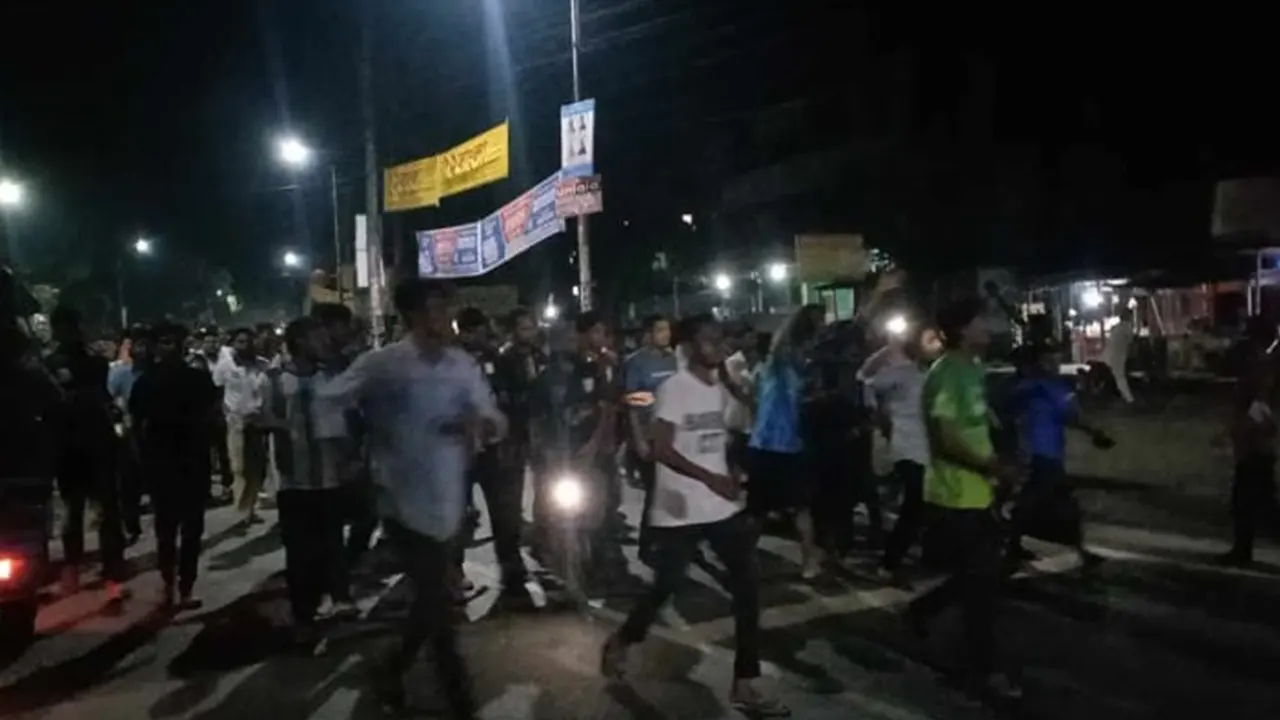 শিক্ষার্থীদের স্লোগানে উত্তাল বেরোবি। ছবি : কালবেলা