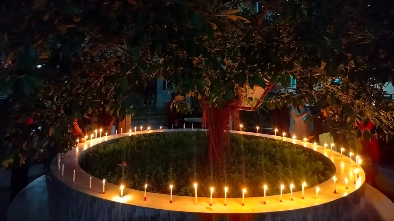 কোটা আন্দোলনে হামলার নিন্দা জানিয়ে বশেমুরবিপ্রবির ছাত্রী হলের আবাসিক শিক্ষার্থীরা মোমবাতি প্রজ্বলন করেন। ছবি : কালবেলা