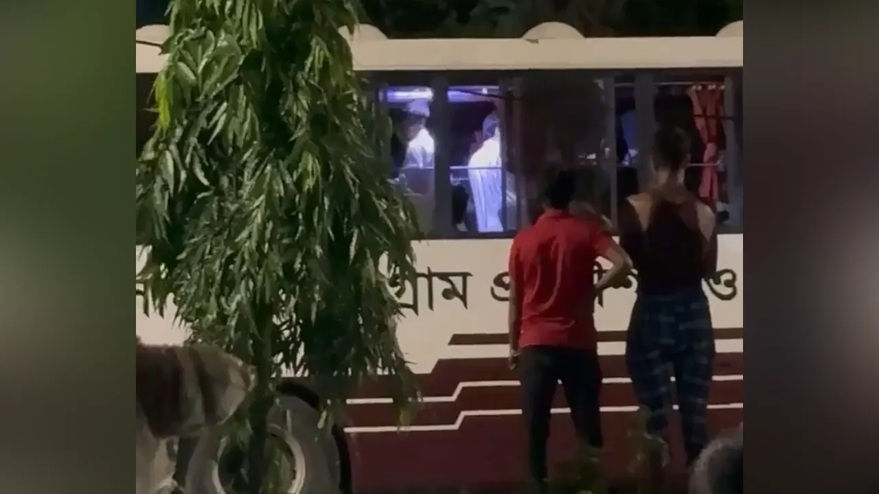 চুয়েটের শিক্ষার্থী বাসে হামলা। ছবি : কালবেলা