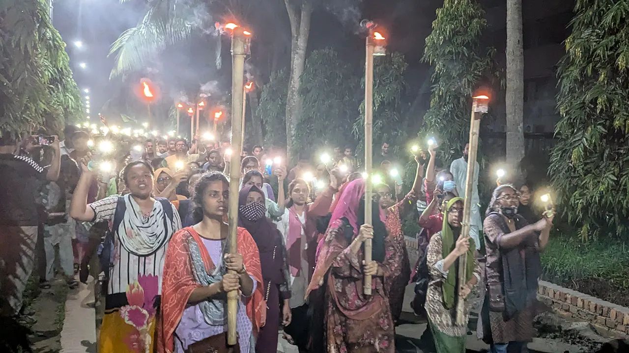 বাকৃবিতে শিক্ষার্থীদের মশাল মিছিল। ছবি : কালবেলা