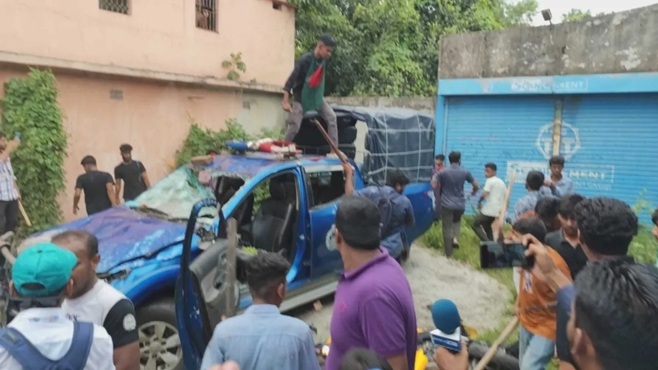 কুমিল্লায় পুলিশের গাড়ি ভাঙচুর করা হয়। ছবি : কালবেলা
