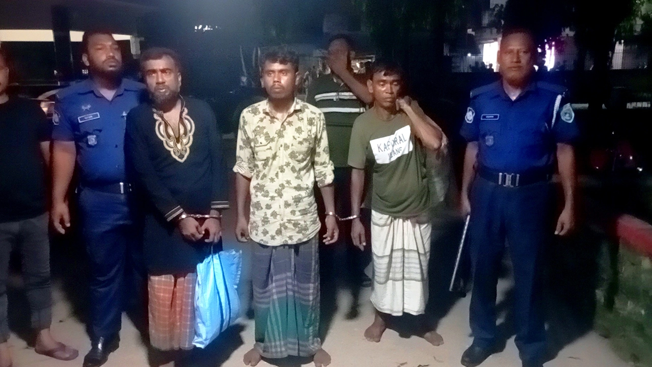 গ্রেপ্তার চোর চক্রের সদস্যরা। ছবি : কালবেলা