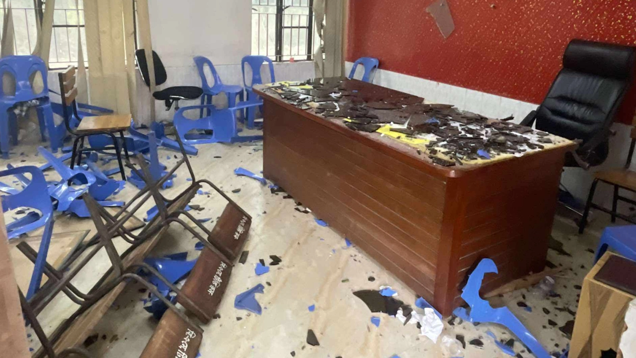 হল সংসদের কক্ষ ভাঙচুর। ছবি : কালবেলা