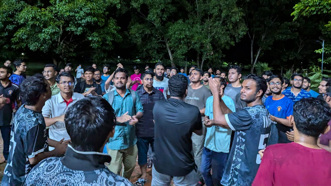 ট্রেন বন্ধ করে দিল কোটা আন্দোলনকারীরা