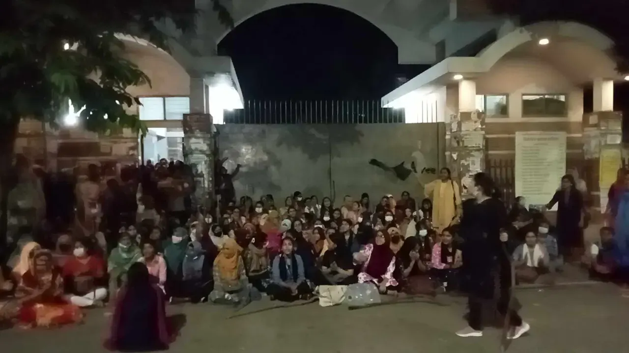 ঢাকা বিশ্ববিদ্যালয়ের রোকেয়া হলের শিক্ষার্থীরা হলের সামনে অবস্থান নেন। ছবি : কালবেলা