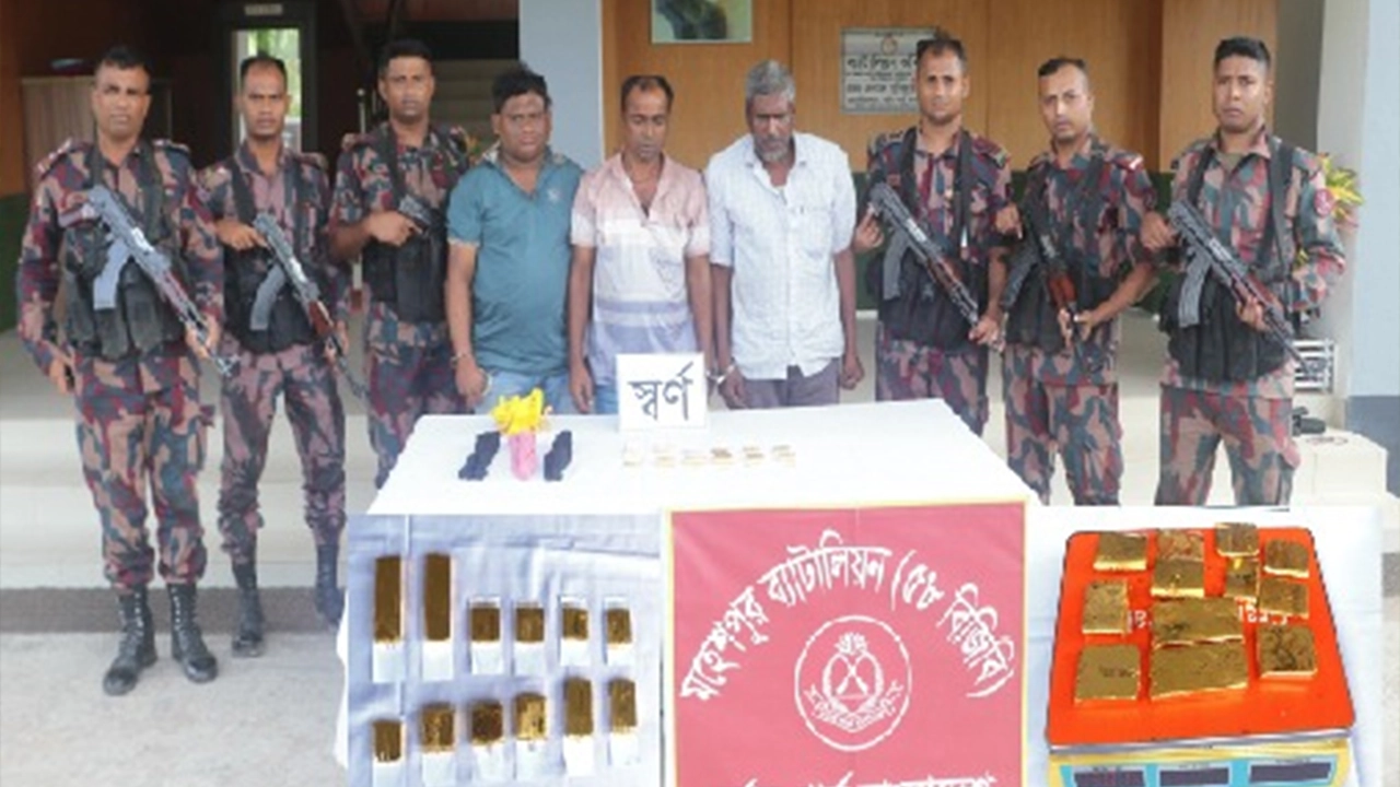 আটক ৩ চোরাকারবারি। ছবি : কালবেলা
