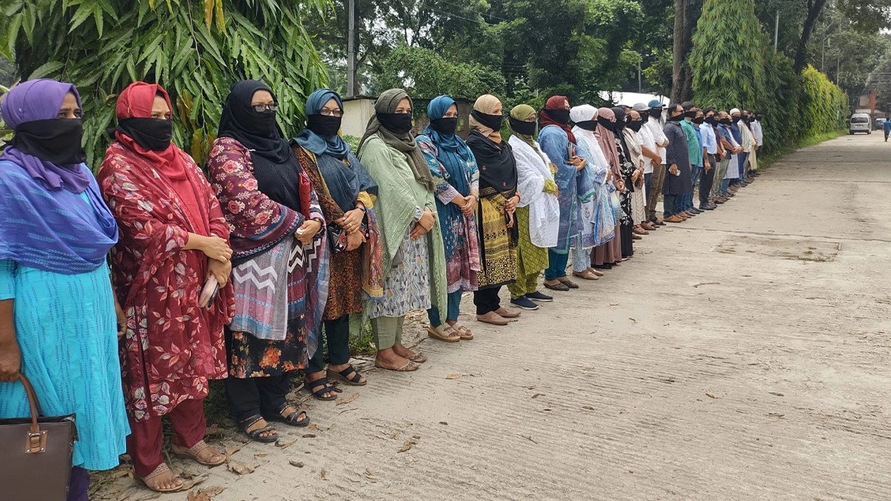মুখে কালো কাপড় বেঁধে নীরব প্রতিবাদ জানাচ্ছেন মাওলানা ভাসানী বিজ্ঞান ও প্রযুক্তি বিশ্ববিদ্যালয়ের শিক্ষকরা। ছবি : কালবেলা