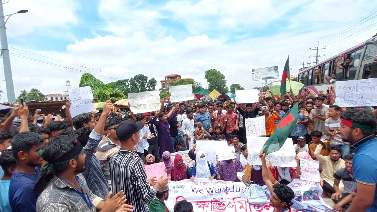 কুমিল্লা-সিলেট মহাসড়কে যানচলাচল বন্ধ করেছেন আন্দোলনকারীরা। ছবি : কালবেলা