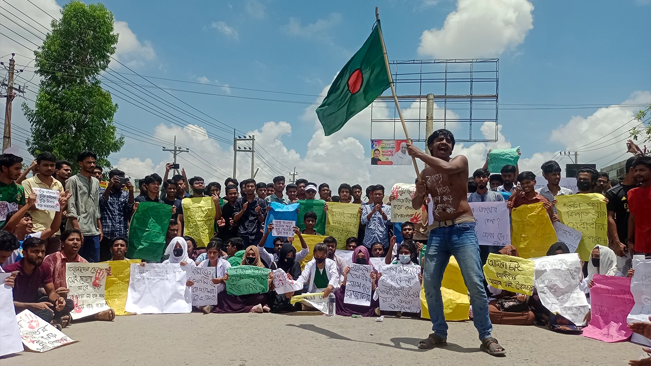 ঢাকা-ময়মনসিংহ মহাসড়ক অবরোধ করেছেন শিক্ষার্থীরা। ছবি : কালবেলা