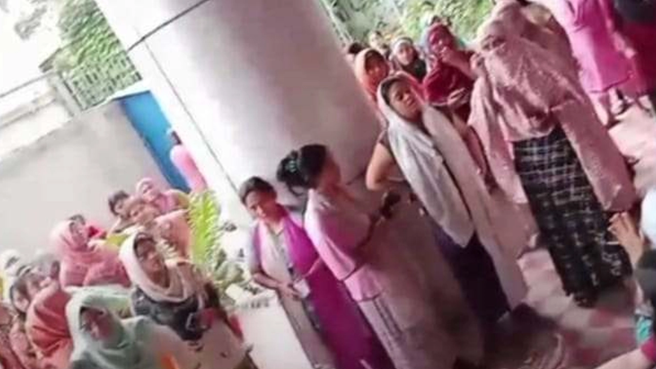 জগন্নাথ বিশ্ববিদ্যালয়ে ছাত্রীদের বিক্ষোভ চলছে। ছবি : কালবেলা