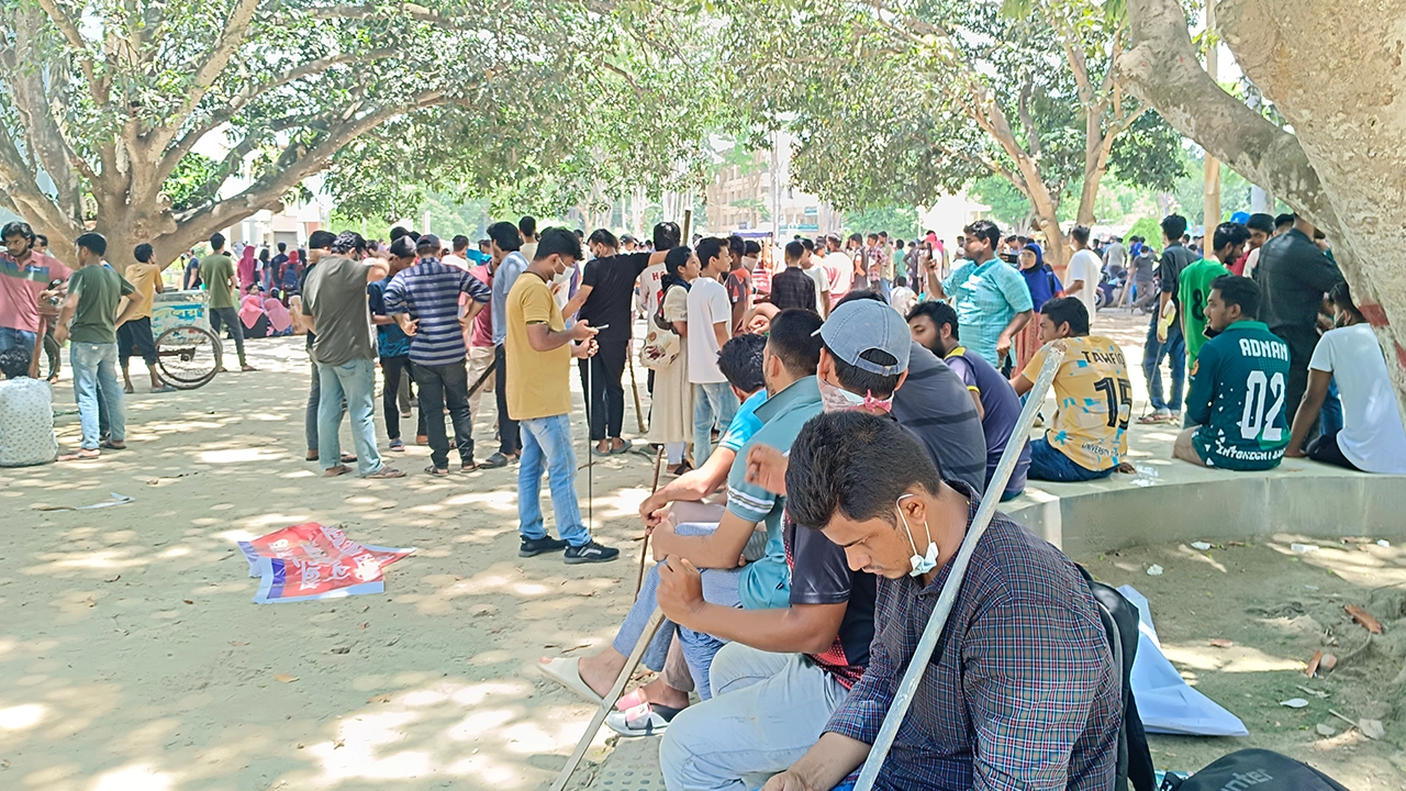 রাজশাহী বিশ্ববিদ্যালয় (রাবি) ক্যাম্পাসে অবস্থান নিয়েছেন কোটা আন্দোলনকারীরা। ছবি : কালবেলা