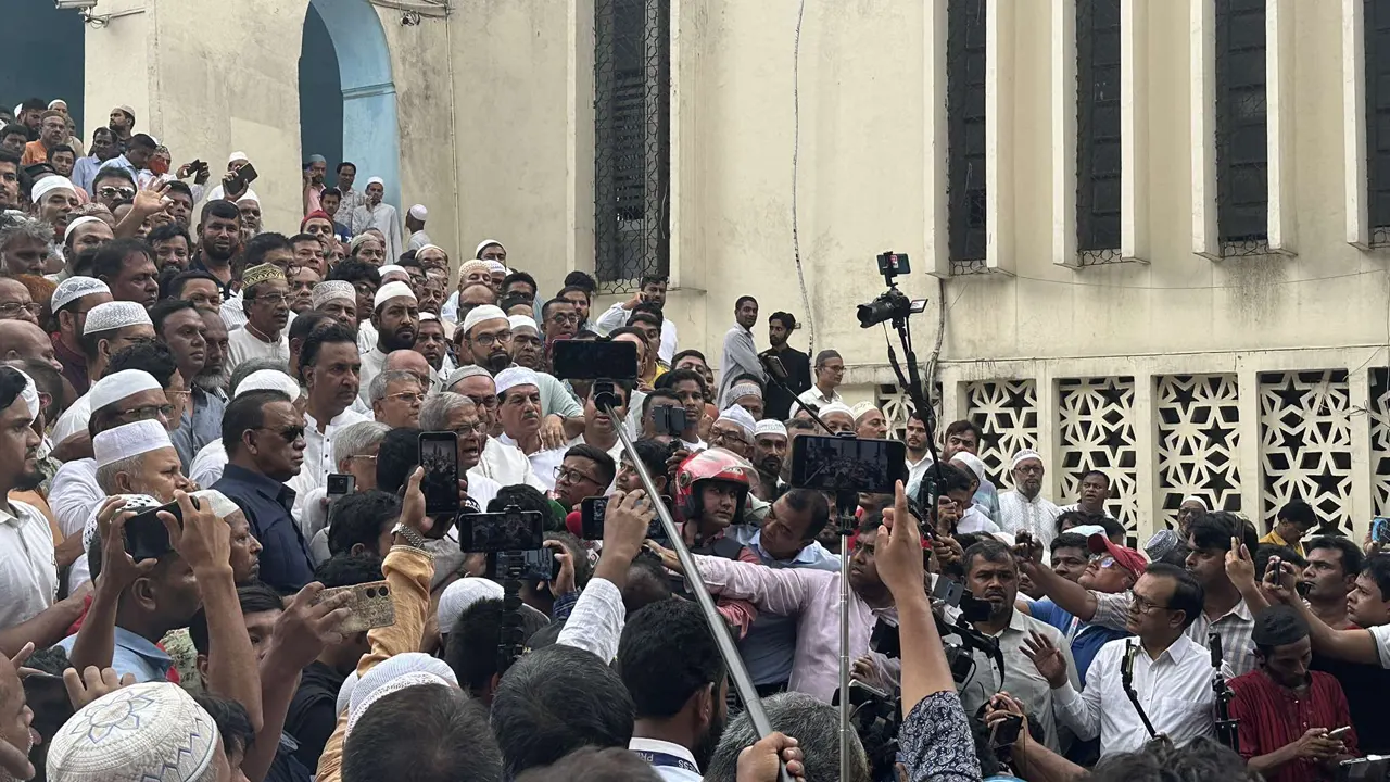 বায়তুল মোকাররমের উত্তর গেটে গায়েবানা জানাযা শেষে নেতাকর্মীদের উদ্দেশ্যে বক্তব্য দেন বিএনপি মহাসচিব মির্জা ফখরুল। ছবি : কালবেলা