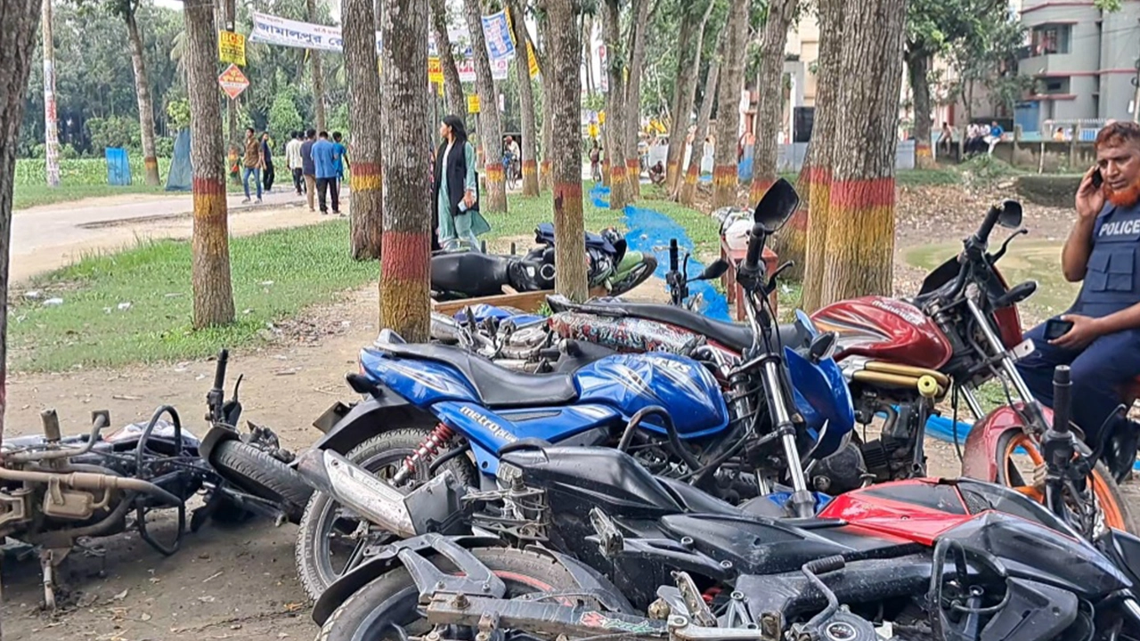 ছাত্রলীগ নেতাকর্মীদের বাইক ভাঙচুর করে কোটা আন্দোলনকারীরা। ছবি : কালবেলা
