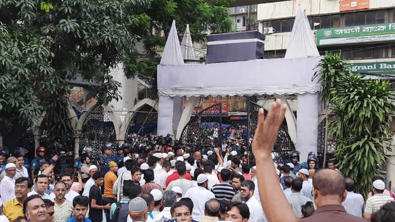 বায়তুল মোকাররম মসজিদের উত্তর গেটে বিএনপিসহ বিভিন্ন রাজনৈতিক দলের নেতাকর্মীদের অবস্থান। ছবি : সংগৃহীত