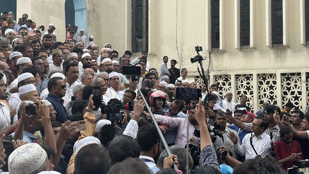 বায়তুল মোকাররমের উত্তর গেটে গায়েবানা জানাজা শেষে নেতাকর্মীদের উদ্দেশ্যে বক্তব্য দেন বিএনপি মহাসচিব মির্জা ফখরুল। ছবি : কালবেলা