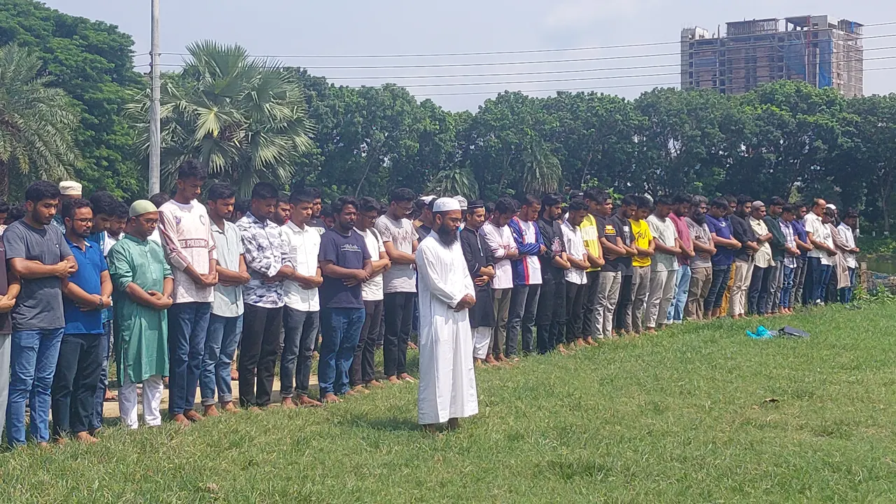 গায়েবানা জানাজায় কোটা আন্দোলনকারীরা। ছবি : কালবেলা