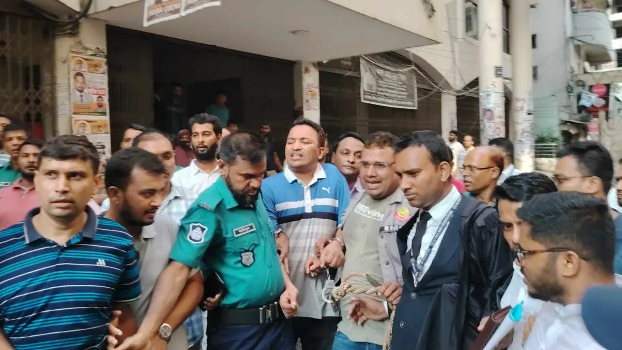 ছাত্রদলের সাবেক কেন্দ্রীয় সভাপতি কাজী রওনকুল ইসলাম শ্রাবণসহ অন্যান্য নেতাদের আদালতে হাজির করা হয়। ছবি : কালবেলা