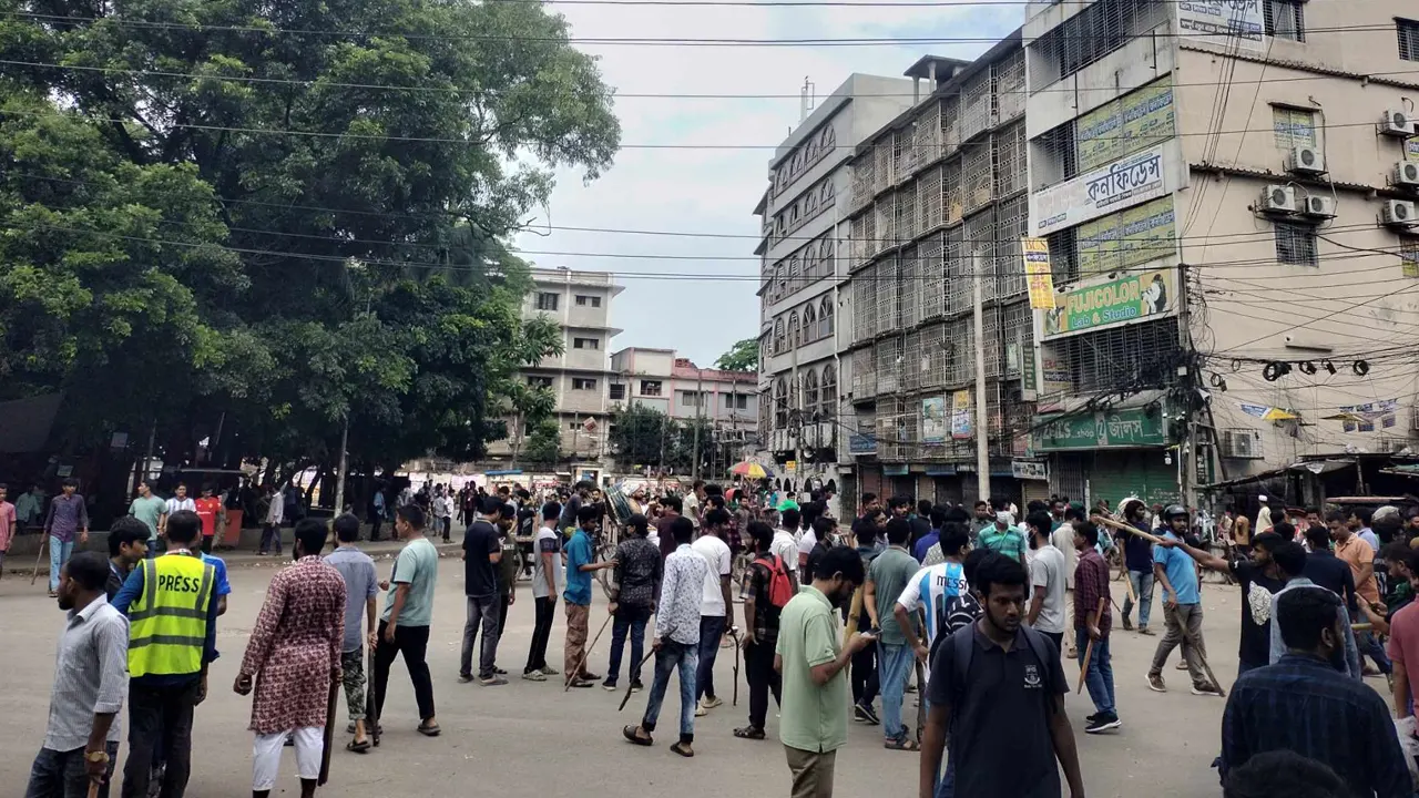 জগন্নাথ বিশ্ববিদ্যালয়ের আন্দোলনকারীরা ক্যাম্পাস ও আশপাশ এলাকা পাহারা দিচ্ছেন। ছবি : কালবেলা
