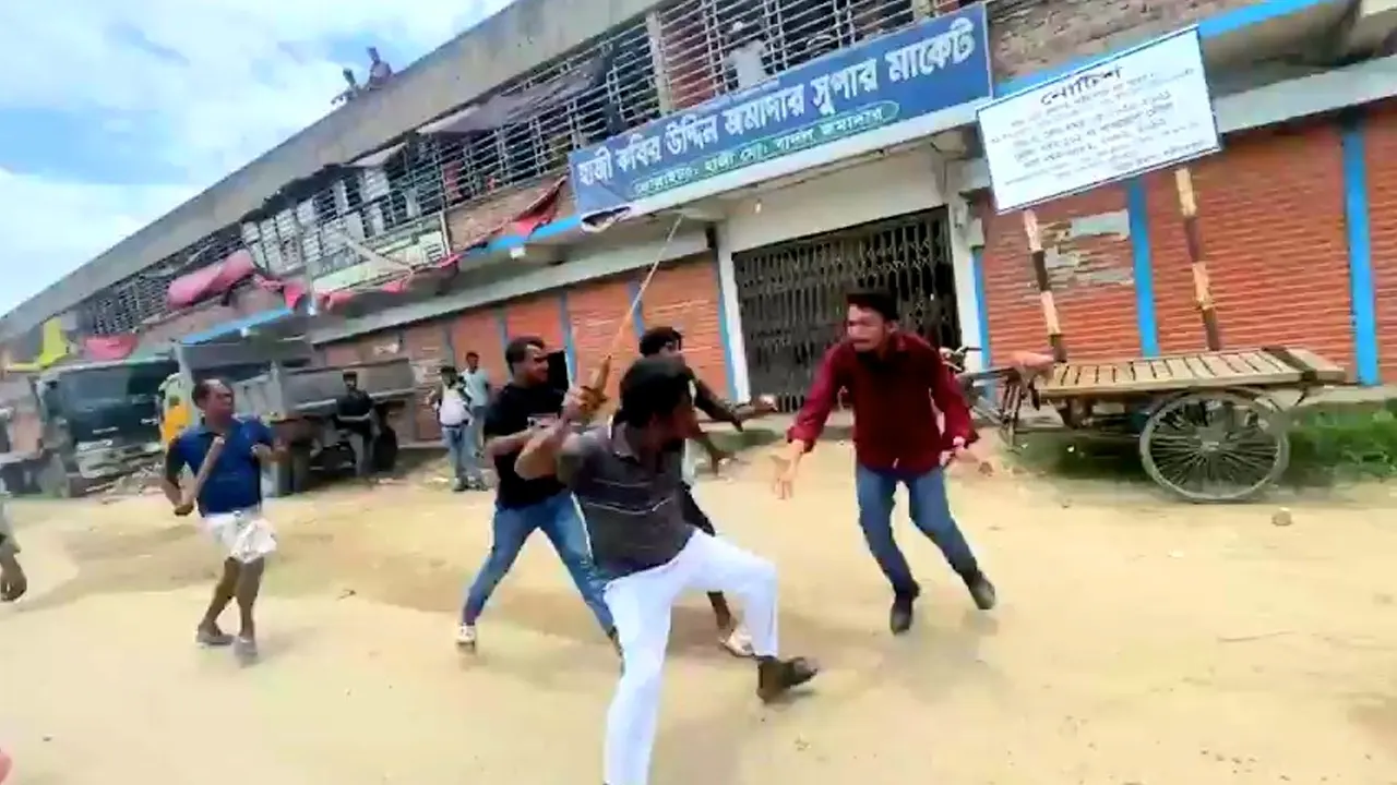 কোটা সংস্কার আন্দোলনকারীর ওপর হামলা চালাচ্ছে ছাত্রলীগের নেতাকর্মীরা। ছবি : কালবেলা