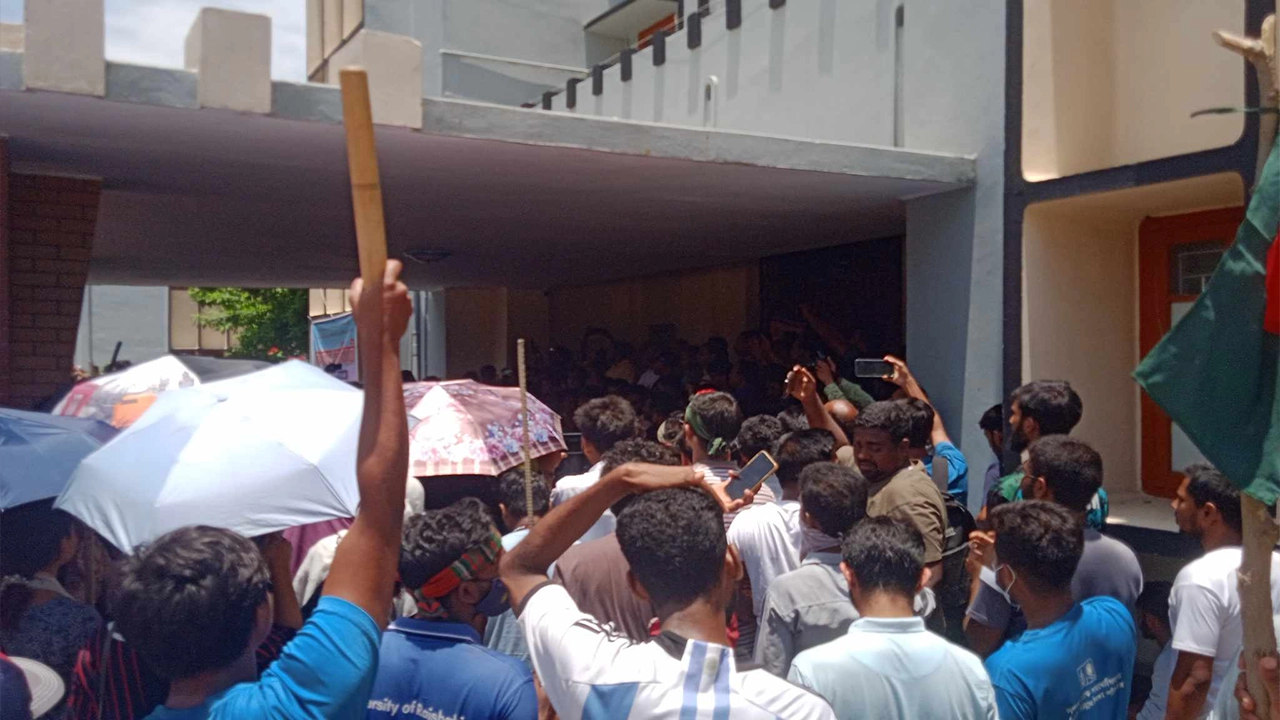 রাবিতে উপাচার্যকে অবরুদ্ধ করে রেখেছেন কোটা আন্দোলনকারীরা। ছবি : কালবেলা
