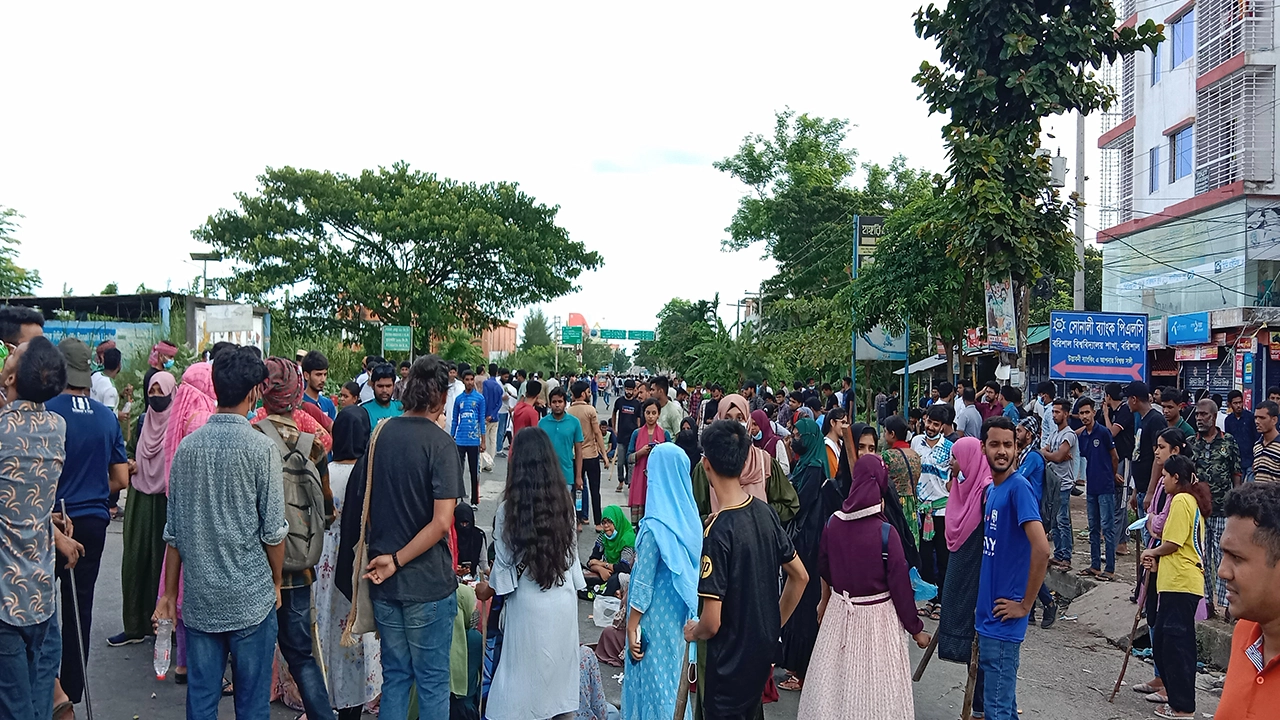 ববি কোটা আন্দোলনকারীরা ঢাকা-কুয়াকাটা মহাসড়ক অবরোধ। ছবি : কালবেলা