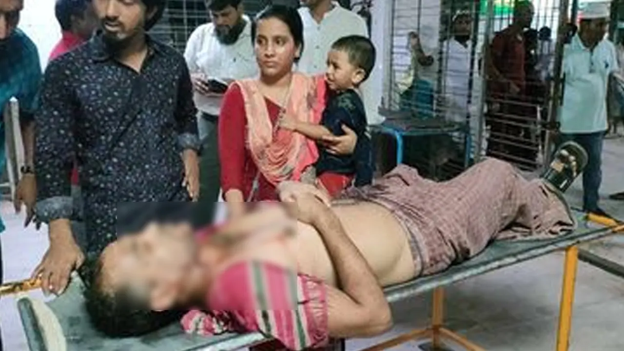 গুলিবিদ্ধ বাবাকে ঢাকা মেডিকেল কলেজ হাসপাতালের জরুরি বিভাগে নিয়ে আসা হয়েছে। ছবি : কালবেলা