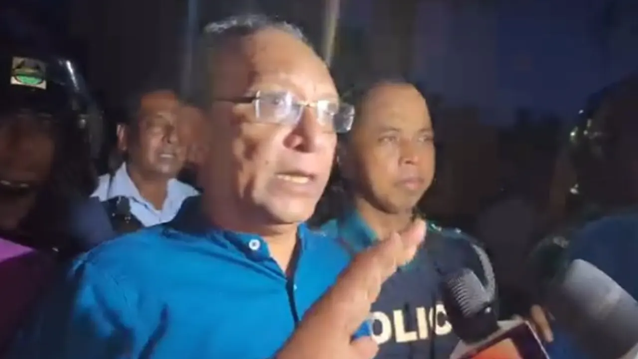 উদ্ধারের পর সাংবাদিকদের সঙ্গে কথা বলছেন উপাচার্য অধ্যাপক ড. গোলাম সাব্বির সাত্তার তাপু। ছবি : কালবেলা