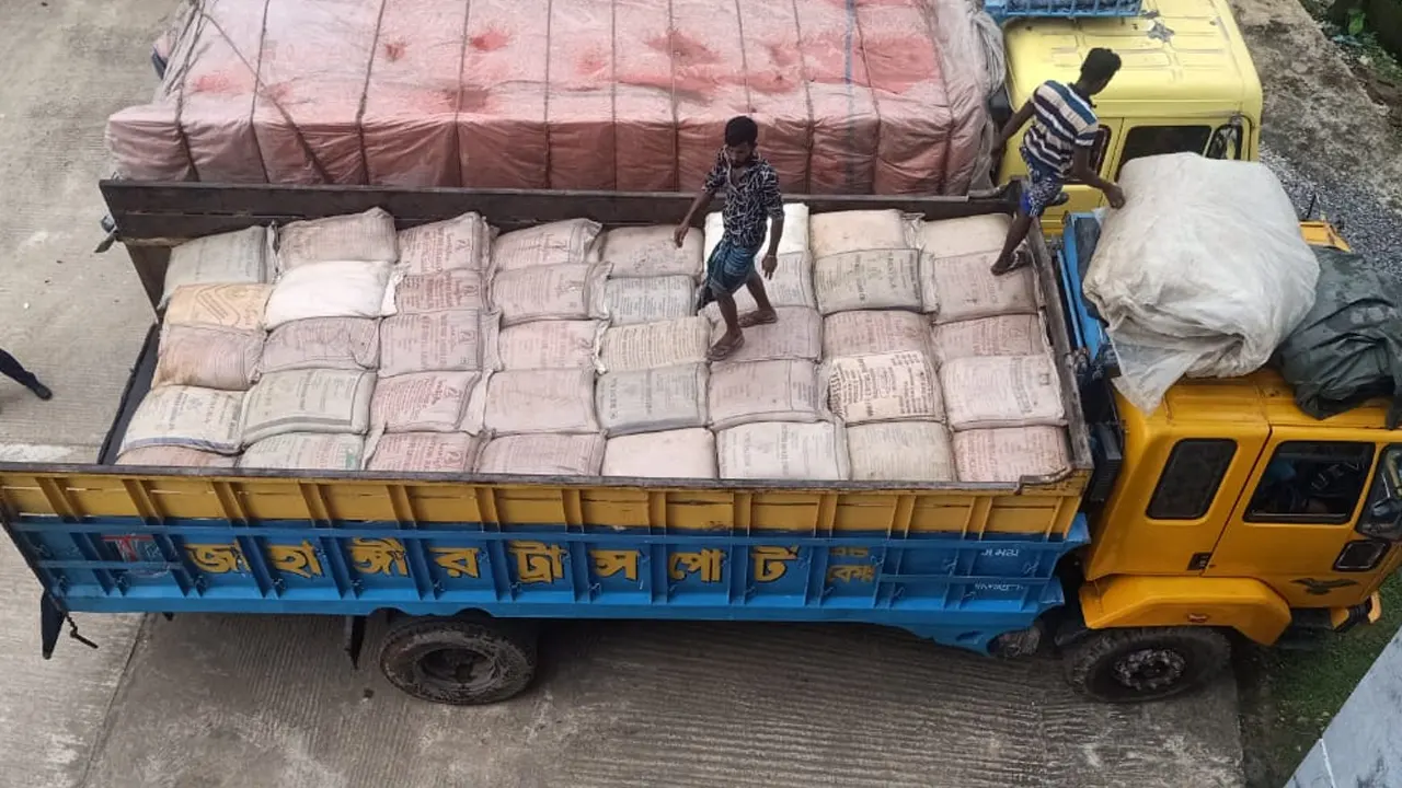 জব্দ করা চিনিসহ ট্রাক। ছবি : কালবেলা