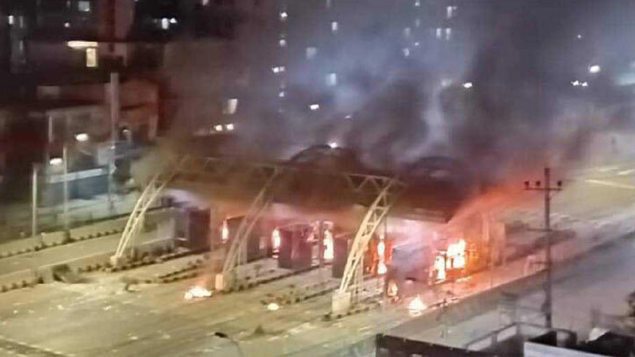 যাত্রাবাড়ীতে মেয়র হানিফ ফ্লাইওভারের টোল প্লাজায় আগুন দেওয়া হয়েছে। ছবি : সংগৃহীত