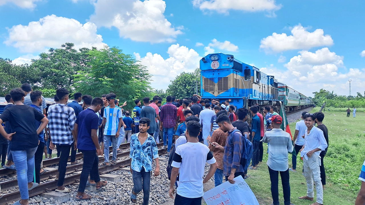 বগুড়ার আদমদীঘির সান্তাহারে কোটা সংস্কারের দাবিতে ট্রেন অবরোধ। ছবি : কালবেলা