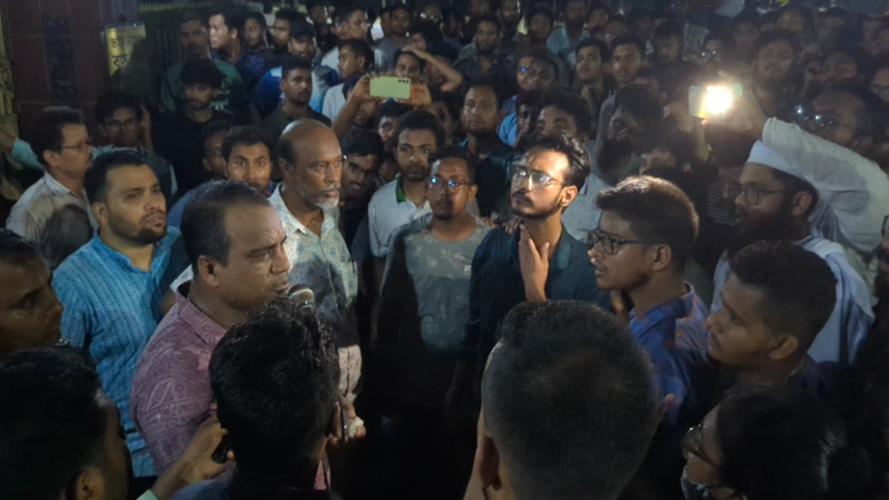 বাংলাদেশ কৃষি বিশ্ববিদ্যালয়ে প্রক্টরের সঙ্গে কোটা আন্দোলনকারীরা । ছবি : কালবেলা