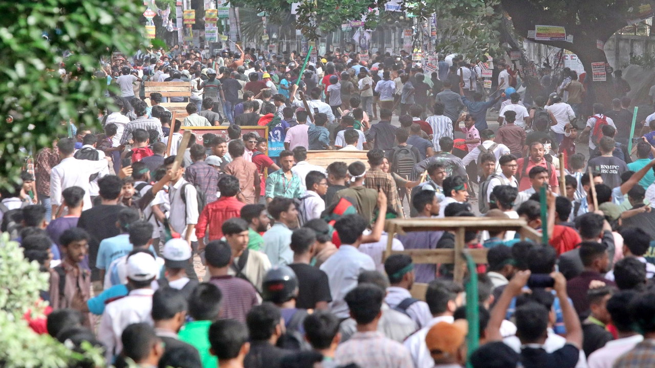 ঢাকা কলেজের সামনে কোটাবিরোধী আন্দোলনে শিক্ষার্থীরা। ছবি : কালবেলা